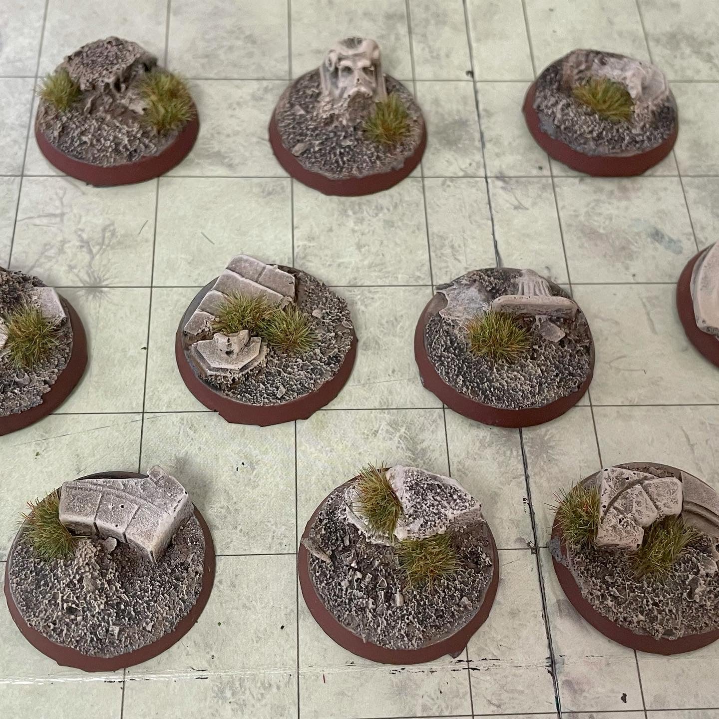 10 Pre-painted 32mm Ruin bases